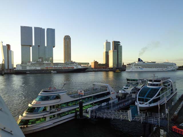 Cruiseschip ms Norwegian Star van Norwegian Cruise Lines aan de Cruise Terminal Rotterdam